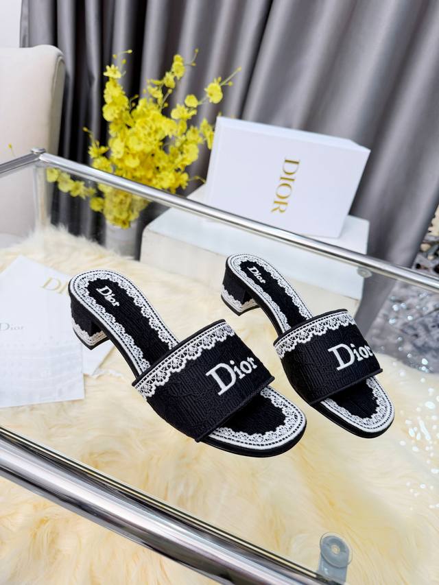 实价： Dior 2026春夏系列中跟拖鞋，精致优雅。鞋面5D设计，Dior标志超有辨识度，日常或度假都能轻松驾驭。Oblique压纹是Dior经典元素，搭配蕾