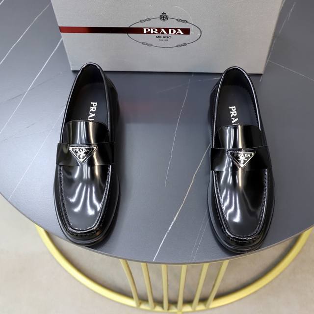 出厂价p 牛里 品牌：普拉达prada 尺码：38-44 45可定制 等级： 专柜经典款 材料： 原版牛皮鞋面 舒适牛皮内里 原版轻便大底 款式类别：商务休闲套