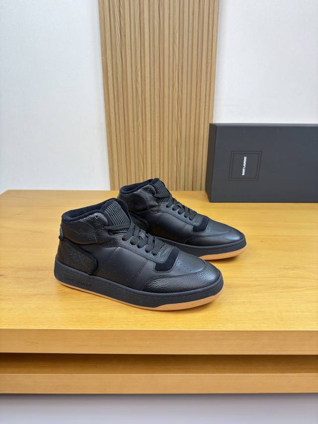 Saint Laurent 圣罗兰 -高端品质 原单 高帮休闲运动板鞋 -鞋面：纳帕小牛皮、荔纹小牛皮、反绒小牛皮、鞋身.后跟：车缝塑胶品牌Logo模块 -内里