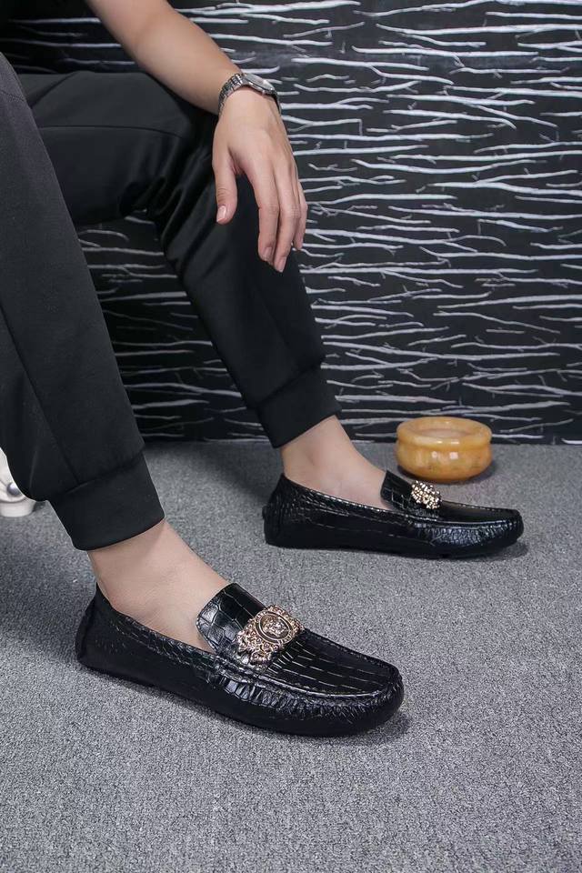 品牌范思哲， 牛皮里 ，鞋面采用头层鳄鱼皮+美杜莎性感头像，男士的最爱，舒适透气牛里真材实料，原版进口耐磨橡胶底， 范思哲官网出品 精致优雅男士心备佳品，采用精