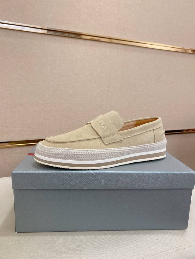工厂p价 顶级高版本 高品质新款prada 普拉达 专柜同步上市， 新款男鞋、面料精选牛京纯手工制作而成。内里:全牛皮内里。高端开模防滑橡胶大底，精美线条、简约