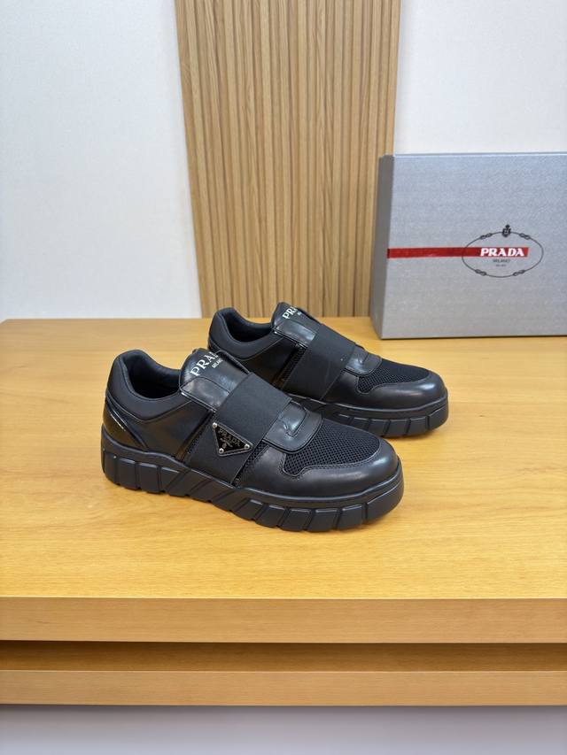 prada 普拉达 -高端品质 原单 休闲运动鞋 -鞋面：纳帕小牛皮、品牌帆布布匹、鞋身品牌金属扣件松紧带、鞋舌.丝印高周波品牌Logo、后跟塑胶模块 -内里：