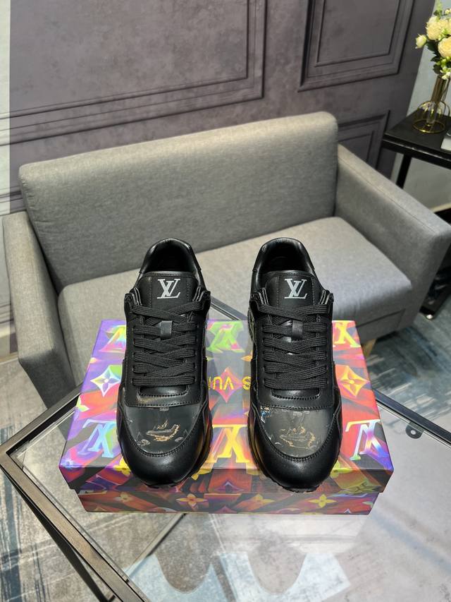 Lv官网最新款火爆上市，原版1:1开模订制，版型经典独特，品牌金属纽扣镶嵌庄显品牌本质 ，时尚高端大方上档次 。材料，头层小牛皮搭配全绵羊内里，颜色四色可选，码