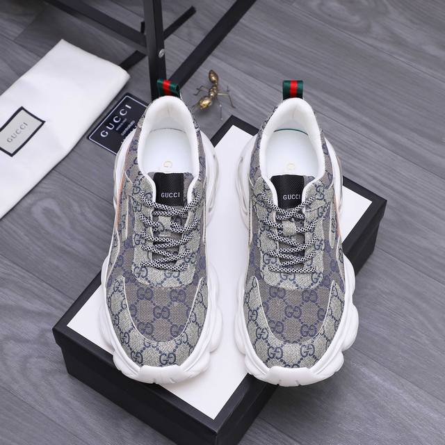 商品商标：Gucci 古驰 休闲系带男鞋 正码码数: 38-44 商品材料：精选经典印花牛皮拼接织花鞋面 透气网内里 牛皮鞋垫 橡胶大底