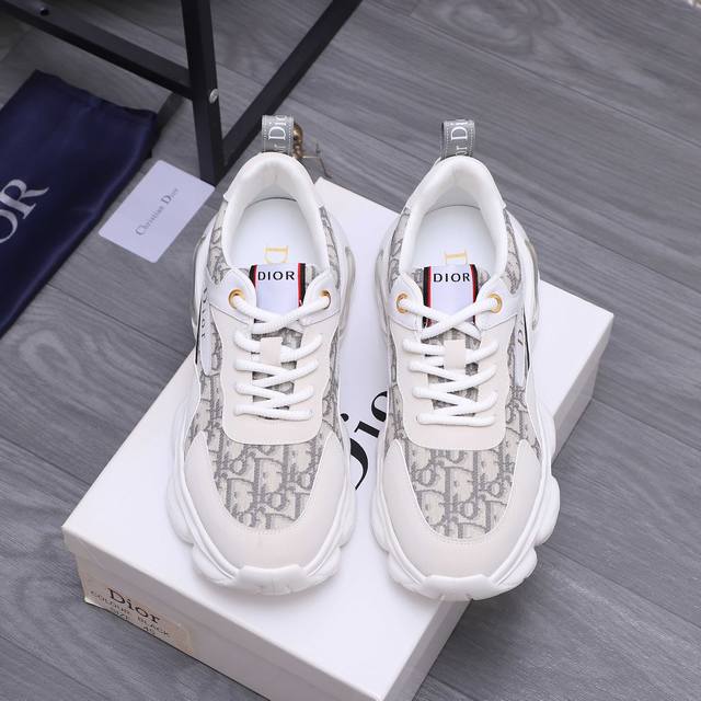 商品商标：Dior 迪奥 休闲系带男鞋 正码码数: 38-44 商品材料：精选经典织花拼接牛皮鞋面 透气网内里 牛皮鞋垫 橡胶大底