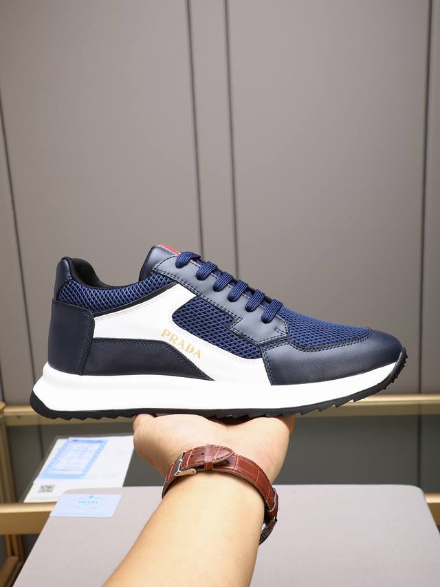 prada 普拉达新款男士休闲运动鞋，运动鞋低帮系带款 款式时尚大方 头层牛皮拼接透气网面打造 柔软舒适透气 鞋舌字母Logo标 细节精工细作 轻质发泡底，时尚