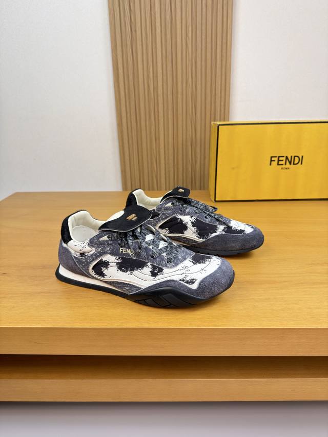 Fendi 芬迪 -高端品质 原单 休闲运动鞋 -鞋面：进口马毛皮、彩印反绒小牛皮、彩印品牌图腾布匹、鞋舌.鞋身.品牌金属Logo -内里：水染牛皮 -大底：超