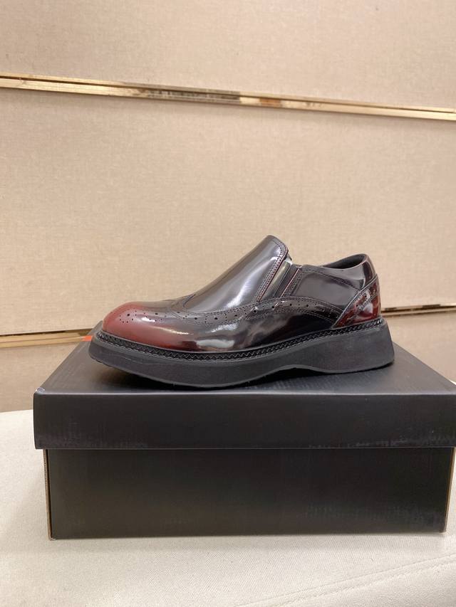工厂p价 高版本 高品质新款prada 普拉达 专柜同步上市， 新款男鞋、面料精选进口漆面头层牛皮，进口牛皮内里。高端气垫开模防滑橡胶大底，精美线条、简约大气，