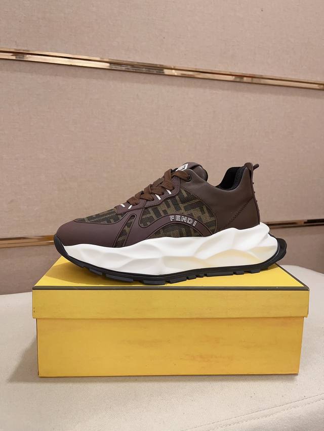 工厂p价 Fendi 新款 芬迪 官网1 ：1复制 鞋面进口牛皮内里进口透气网内里 。原版大底开模，每一位男士的身份衬托，上脚大气稳重高端定制专柜原版复刻不管风