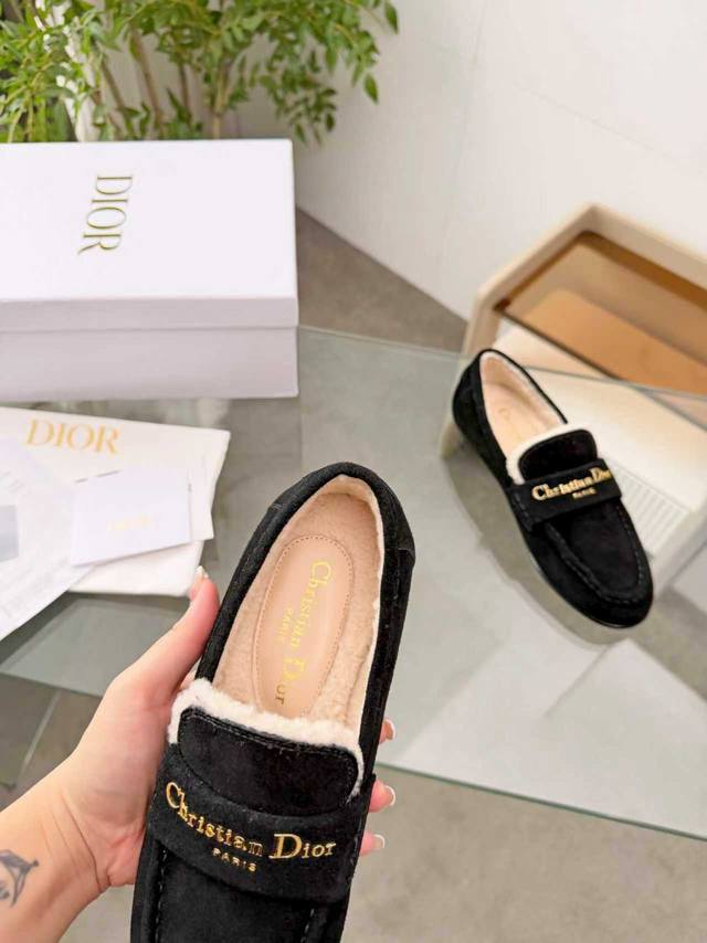 实价： 2026Dior迪奥秋冬新品时尚与潮流并存。进口牛筋一比一订制。女：35-41，41定制。 面料：牛筋 内里：毛里 大底：注塑真皮大底
