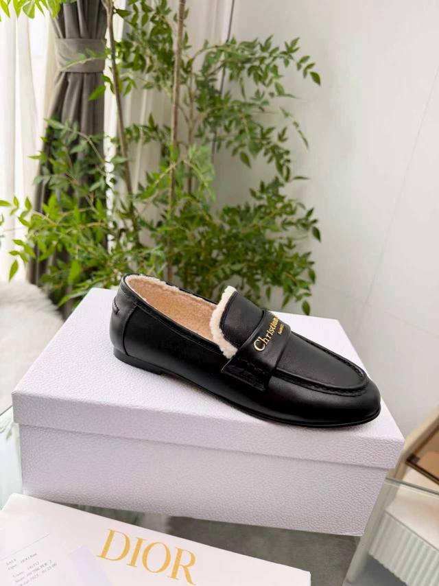 实价： 2026Dior迪奥秋冬新品时尚与潮流并存。进口牛筋一比一订制。女：35-41，41定制。 面料：牛皮 内里：毛里 大底：注塑真皮大底