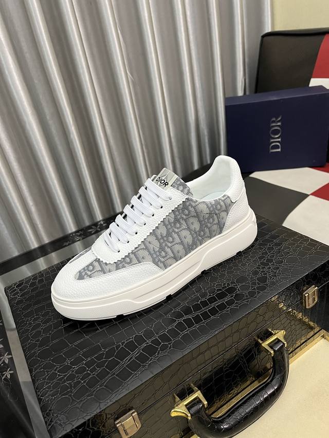 出厂价pp： Dior 迪奥新款男士真皮休闲鞋，市面最高版本 、欢迎任意对比！原版皮料质感极佳，超上档次！意大利进口胎羊网内里，可拆式垫！奢华用料、精细做工，极
