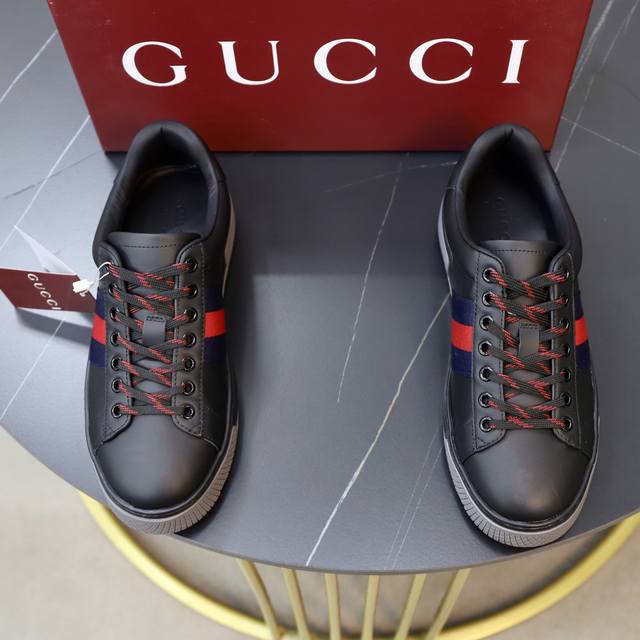出厂价pp： 品牌：古奇Gucci 标准码：男码38 44 45、46可以定做 等级：官网同款 材料：原版牛皮面 舒适混种加厚羊皮内里 原版耐磨柔软大底 款式类