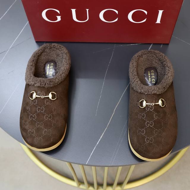 出厂价pp： Gucci 情侣款古驰25Ss新款古奇秋冬系列 Gg马衔扣拖鞋穆勒鞋 老花包头简约半拖 金典老花 pu增高水台 超轻量化 鞋面：原版定制磨砂牛皮