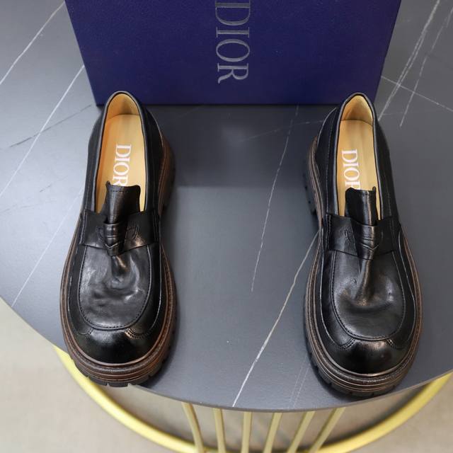 出厂价pp： Dior 迪奥 香港专柜新款休闲男鞋上市 官网1:1制作 意大利水洗牛皮+水染皮内里 欧美大师设计 完美造型打造专柜品质，纯色橡胶耐磨大底加经典炫