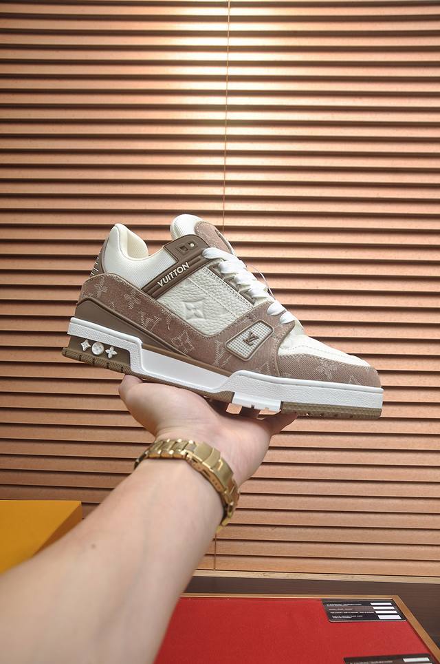 出厂价p 原版开发 品质出货 欢迎对比 Lv板鞋系列 Lv Trainer Maxi运动鞋将成衣系列的宽松廓形引入Virgilabloh笔下的Lvtrainer