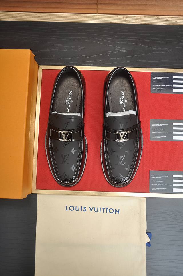 出厂价p Lv 原单牛皮内里 Lv最新真皮商务西装鞋官网同步上市，意大利进口 头层牛皮一比一重金打造，官网1:1橡胶大底。穿着百搭，高档不失档次，彩色搭配气度不