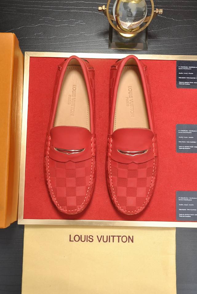 出厂价p Lv豆豆鞋 水染牛皮内里 新款上市，官网有售，新款豆豆鞋，经过加工成为獨色材料，鞋面采用进口牛皮材料。 鞋身以马克线整体包边 ，进口原版牛皮内里，秀气