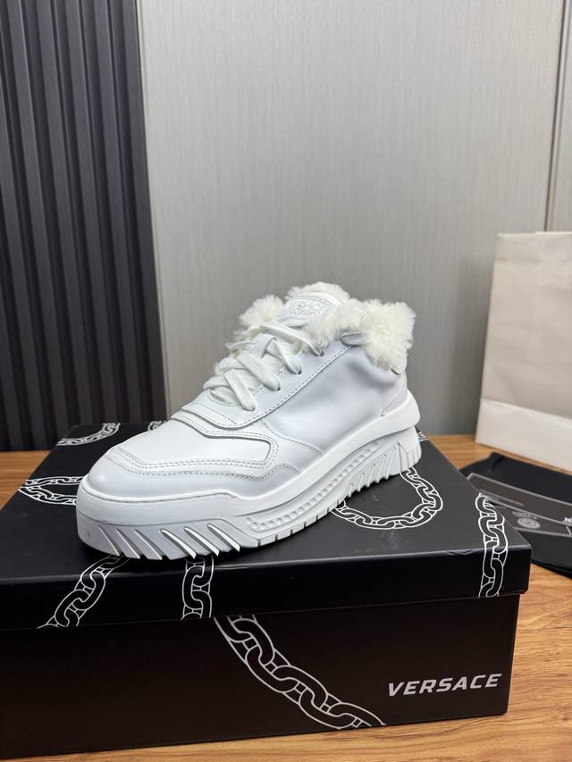 工厂p价 ＶＥＲＳＡＣＥ.范思哲时尚皮革休闲运动鞋 常年热卖款 面料:头层牛皮 内里:保暖毛里 原版大底开模大底 尺码:38-45 45定做不退换