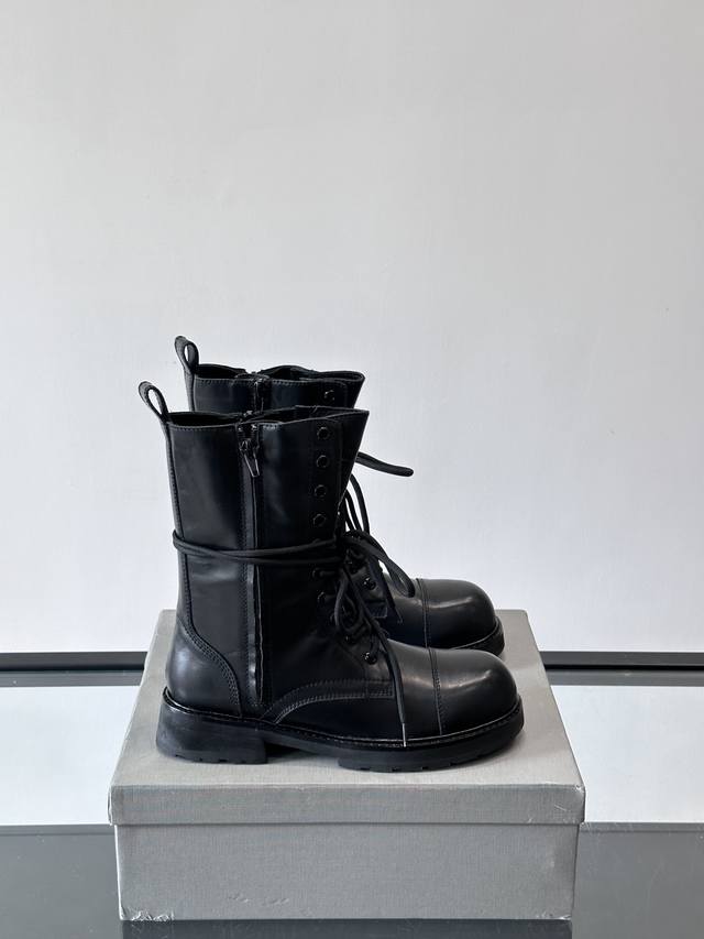 顶级 情侣款Size：36-44 女35.男38.45定做 巴黎世家必备系列 情侣暗黑风格长靴时尚宠儿又添一员大将！一出场就气场全开！ 独特的翻折设计，搭配搭配