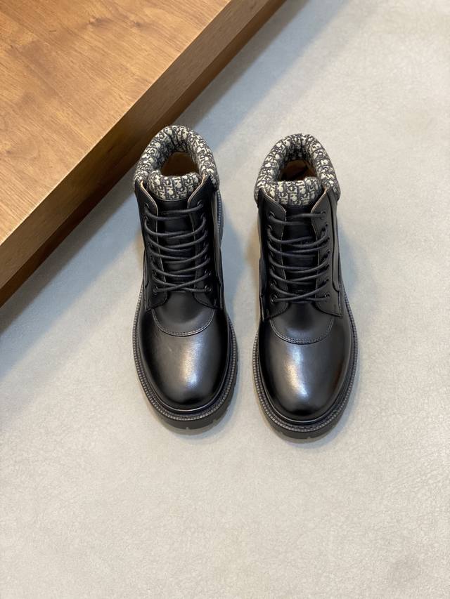 Dior 顶级 码数：39-44 38.45 .可定做 2025Ss迪奥Dio* 秋冬奢品男士中帮短靴 ，纯手工制作，内外均为进口头层牛皮，高端精品精湛工艺。原