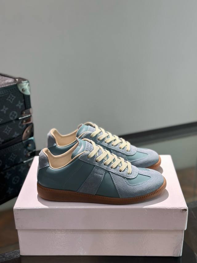 实价： Mm6复古德训鞋 这双Replica是牛皮拼接的德训鞋 鞋型整体特别简约复古 是一双适合和质量并存的休闲鞋 上脚巨舒服 鞋面：进口牛皮翻毛皮拼接，头层牛