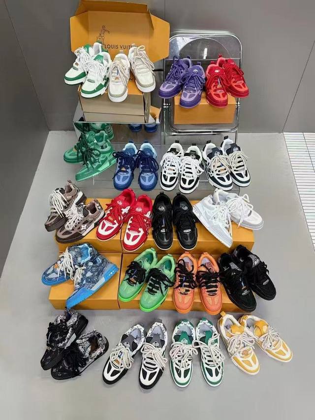实价： 官方同步新颜色 路易威登走秀滑板鞋爆款， Louis Vuitton Trainer无疑是奢侈品牌推出的最成功的Sneaker之一。Lv面包鞋系列 情侣