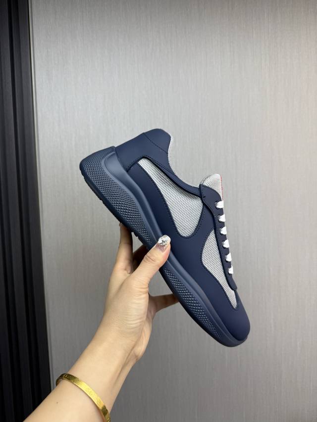 实价： prada普拉达 爆款热卖每日必推款～～ 官网同步，1:1高品质出货 进口牛皮面料.胶料+牛皮内里，原厂原版底 高档飞机盒包装 38-45 38.45定