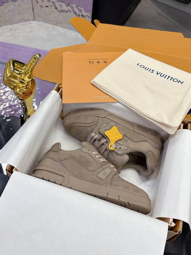 工厂p价p： Louis Vuitton 驴家的爆款！Trainer板鞋，每个人都必须入的款，绝不后悔！ 超级百搭高级！什么衣服都好搭。最主要是超耐看的。 顶级