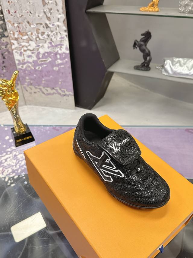 工厂p价p： Lv路易威登最新Footprint系列 情侣款足球运动鞋 原版购入开发 做货 这款 Footprint Soccer 运动鞋是pharrell W