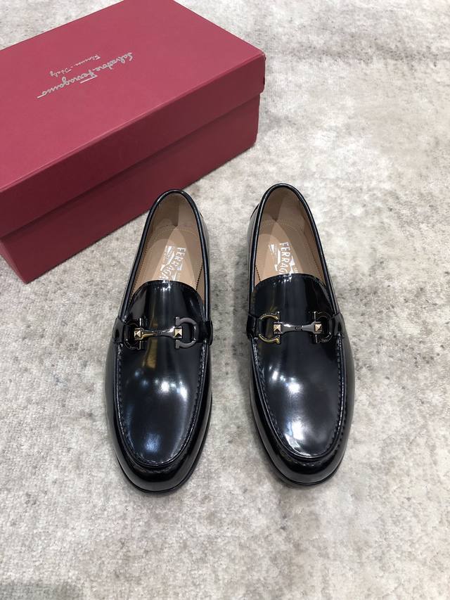 菲拉格慕Ferragamo高端男士精品休闲皮鞋，鞋面进口牛皮，水染牛皮内里，真皮大底，完美细节无可挑剔，标准码39-44 38.45定做不退不换 ，现货