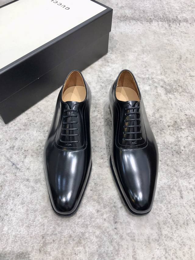 Gucci 男士经典牛津鞋男士商务正装皮鞋 经典款 极致艺术 全鞋采用进口饮奶牛牛皮 开边珠 精挑细选 毛孔细腻 光泽度极好，质感柔软 韧性强耐穿不易变形，杏色