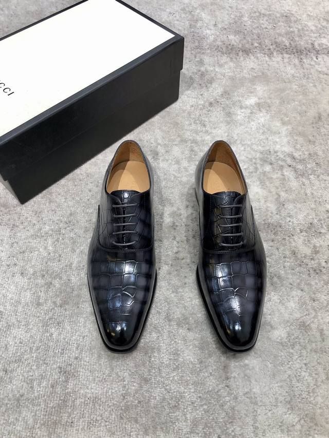 Gucci 男士经典牛津鞋男士商务正装皮鞋 经典款 极致艺术 全鞋采用进口打蜡饮奶牛牛皮古法手工描改擦色 黑灰 精挑细选 毛孔细腻 光泽度极好，质感柔软 韧性强
