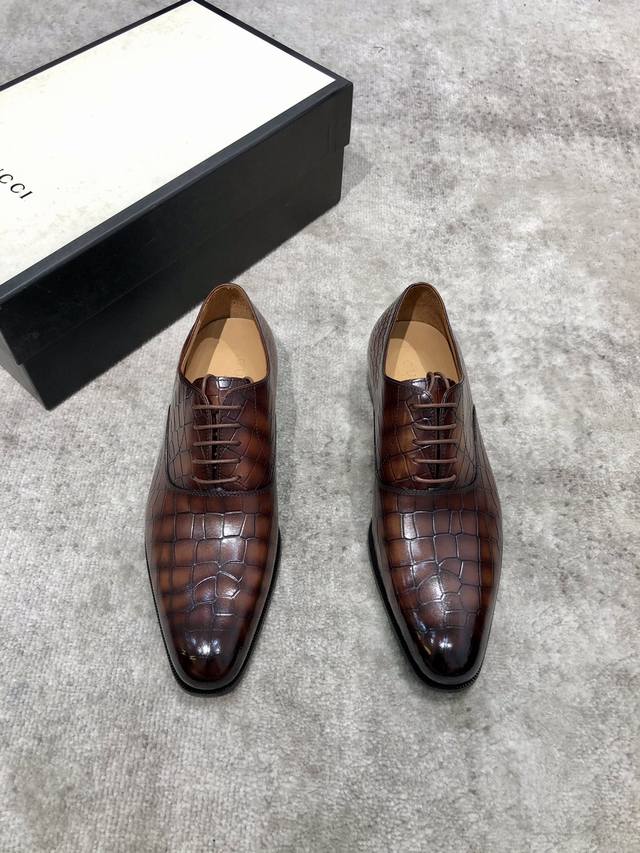 Gucci 男士经典牛津鞋男士商务正装皮鞋 经典款 极致艺术 全鞋采用进口打蜡饮奶牛牛皮古法手工描改擦色 棕色 精挑细选 毛孔细腻 光泽度极好，质感柔软 韧性强