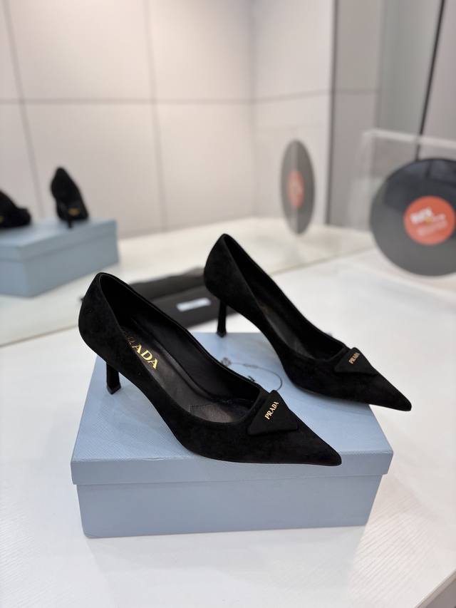 工厂p价 prada 普拉达 羊猄鞋面金字Logo 专柜走秀款尖头凉鞋 三角扣标 高跟 早春走秀款！ 鞋面：高定制羊猄面料 内里：进口水染羊皮 大底：原版意大利