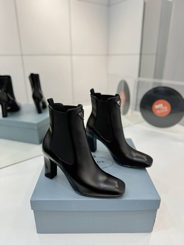 工厂p价 方头高跟方跟粗跟短靴 这款能在重要场合上用得上了，小清新风带点贵气的感觉，上脚非常完美穿搭配上此鞋，优雅大方，晶莹剔透，无论各种配件材质，都是独家一比