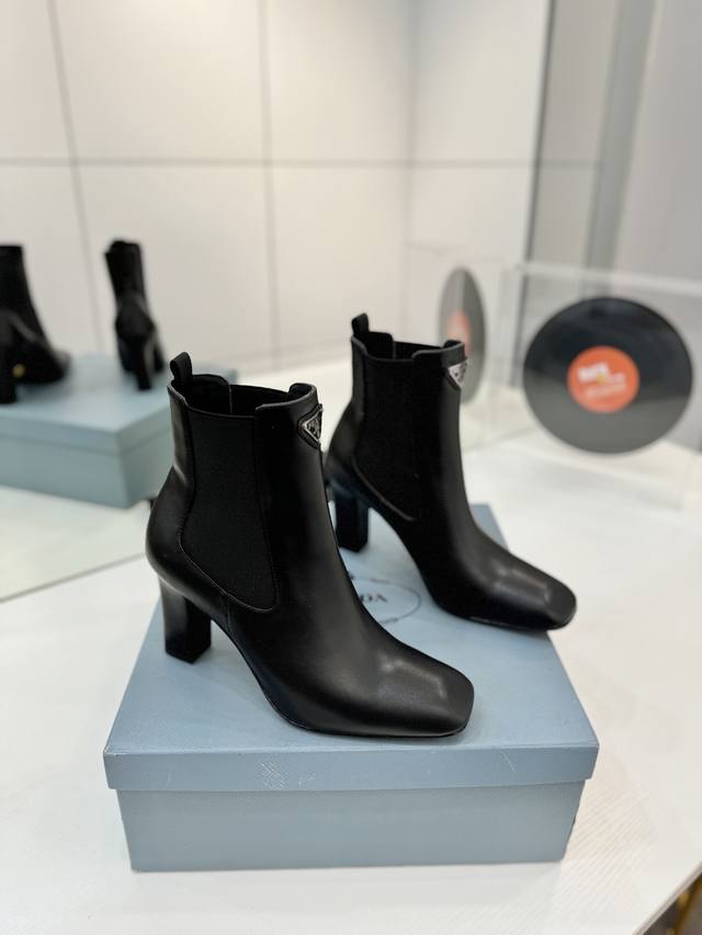 工厂p价 方头高跟方跟粗跟短靴 这款能在重要场合上用得上了，小清新风带点贵气的感觉，上脚非常完美穿搭配上此鞋，优雅大方，晶莹剔透，无论各种配件材质，都是独家一比