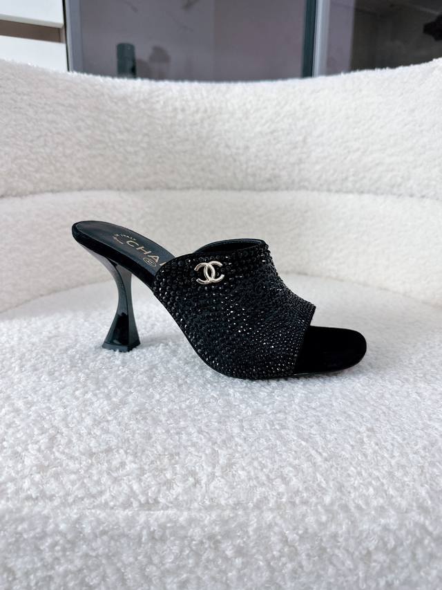 飞机盒+10代购级 Chanel 26 A 官网同步 高跟拖的优雅新生 每一寸,皆为复刻经典而生。 从羊猄烫钻的微光, 到羊皮内里的温柔包裹, 甚至意大利真皮底 飞机盒+10代购级 Chanel 26 A 官网同步 高跟拖的优雅新生 每一寸,皆为复刻经典而生。 从羊猄烫钻的微光, 到羊皮内里的温柔包裹, 甚至意大利真皮底