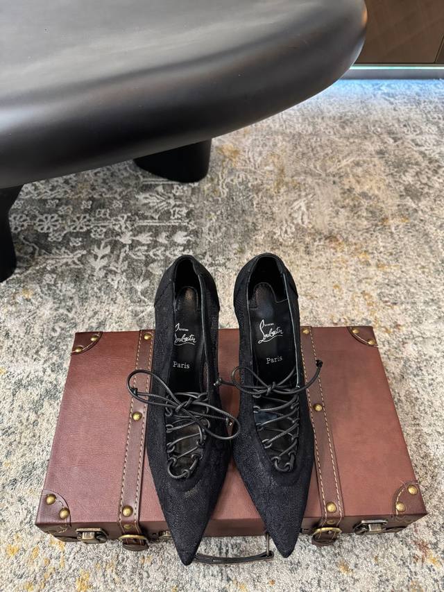 早春 ★面料 蕾丝 内里 羊皮 鞋底 牛皮底 优雅风格 创造不一样的感觉 跟高 10 Cm 专柜包装 简约气质款式！ Show Bdetails ⊿：Size.