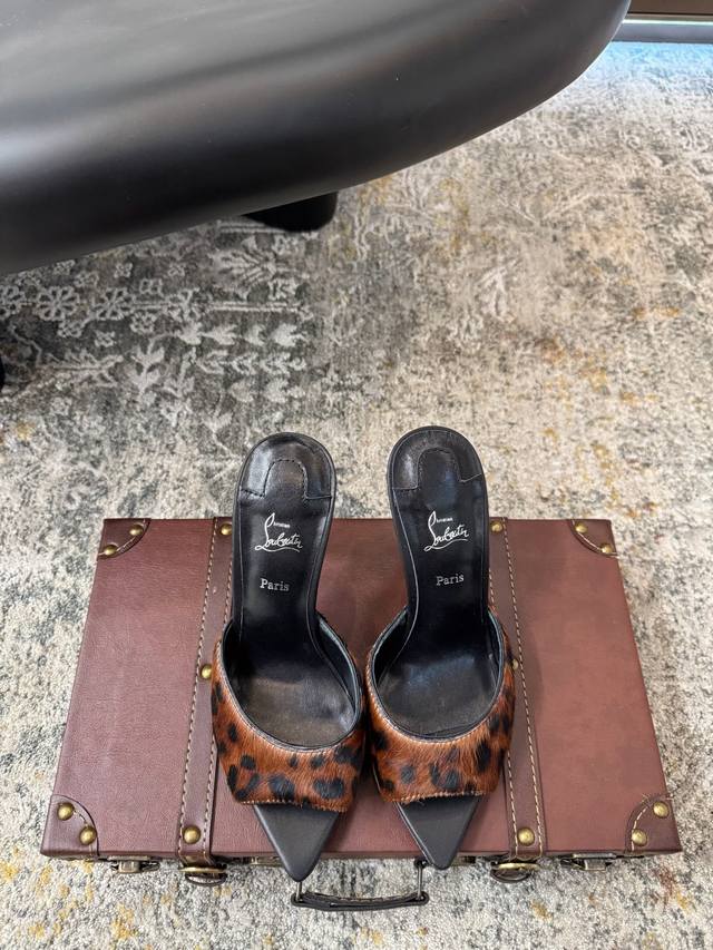 早春 ★面料 马毛 内里 羊皮 鞋底 牛皮底 优雅风格 创造不一样的感觉 跟高 10 Cm 专柜包装 简约气质款式！ Show Bdetails ⊿：Size.