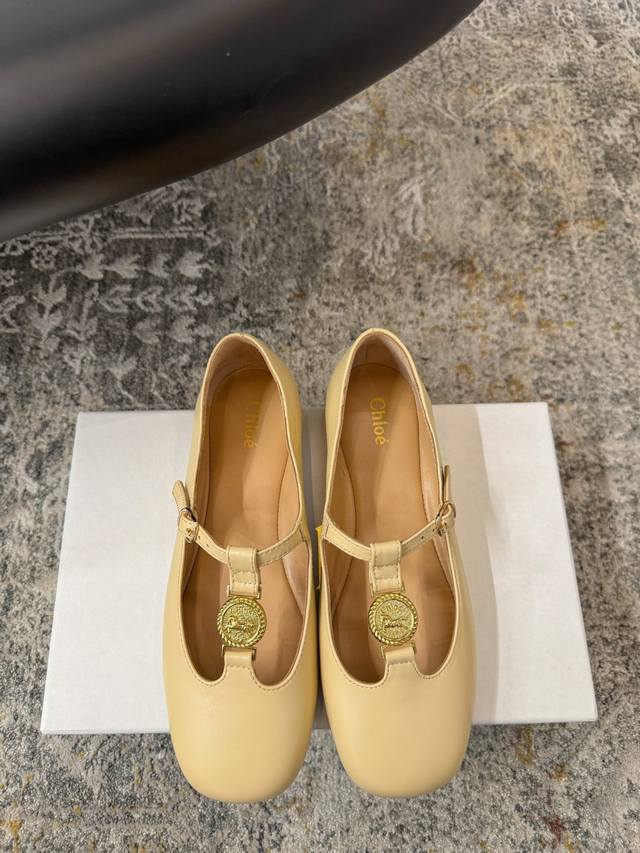 春夏新品 面料 羊皮 内里 羊皮 鞋底 橡胶底 优雅风格 创造不一样的感觉 跟高 1 Cm 专柜包装 简约气质款式！ Show Bdetails Size. ｜