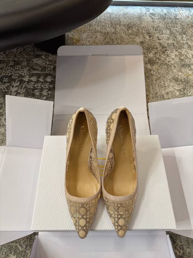 春夏新品 面料 羊反绒＋网面 内里 羊皮 鞋底 透染牛皮底 优雅风格 创造不一样的感觉 跟高 10 Cm 专柜包装 自带飞机盒 简约气质款式！ Show Bde