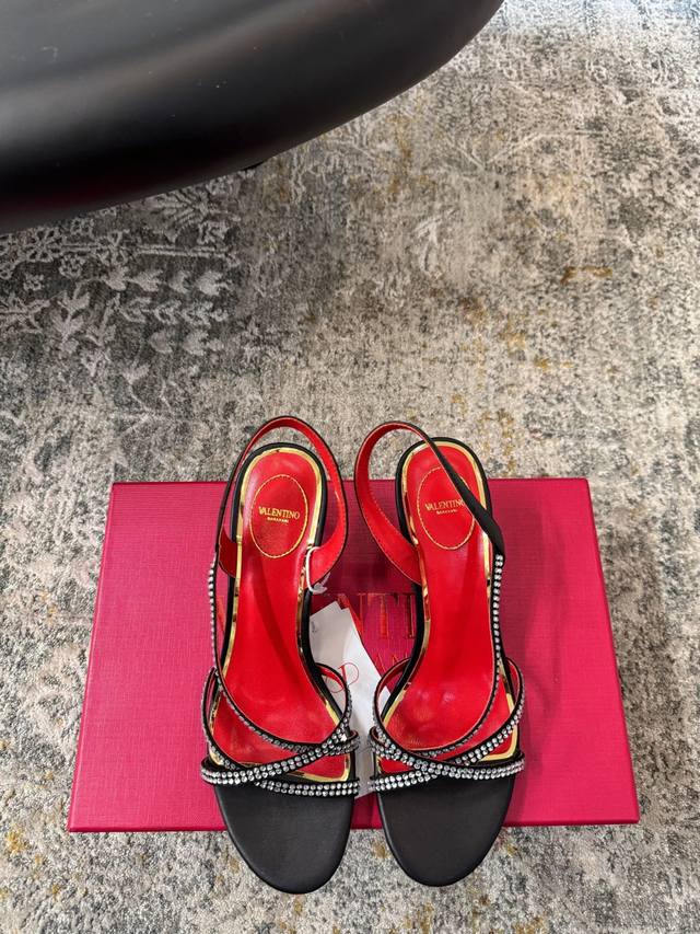 新品 ★面料 真丝 内里 羊皮 鞋底 牛皮 优雅风格 创造不一样的感觉 跟高11 Cm 专柜包装 简约气质款式！ 市场顶级 Show Bdetails ⊿：Si