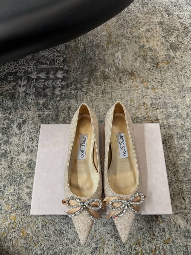 新品发布 ★面料 进口星星面料 内里 羊皮 鞋底 牛皮大底 优雅风格 创造不一样的感觉 跟高 2.5 Cm 专柜包装 简约气质款式！ Show Bdetails