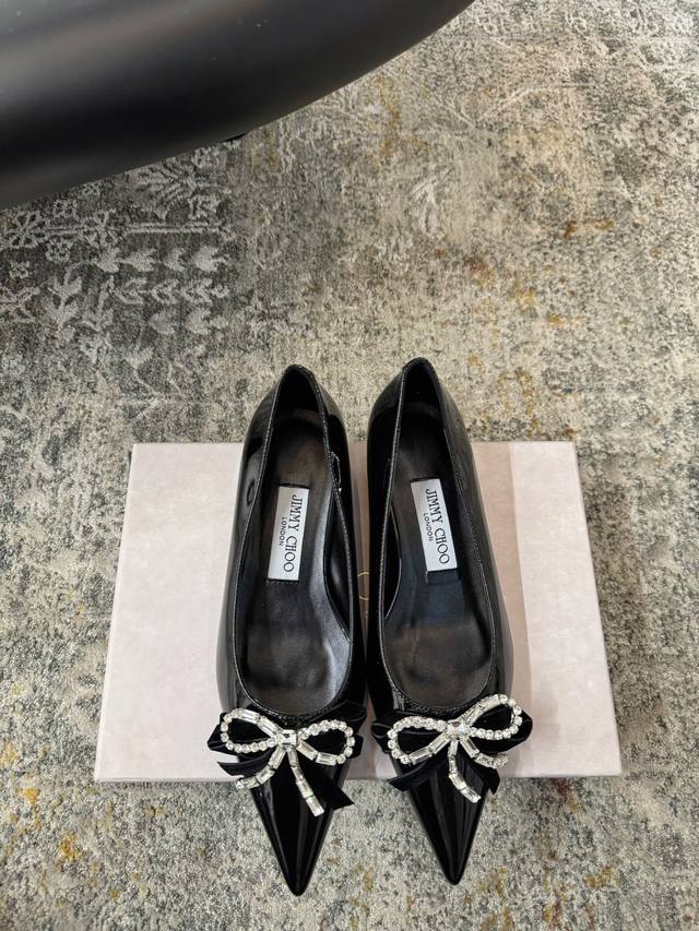 新品发布 ★面料 牛漆皮 内里 羊皮 鞋底 牛皮大底 优雅风格 创造不一样的感觉 跟高 2.5 Cm 专柜包装 简约气质款式！ Show Bdetails ⊿：