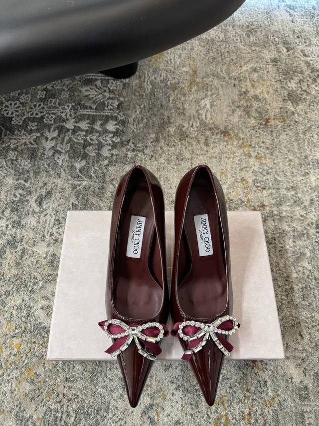 新品发布 ★面料 牛漆皮 内里 羊皮 鞋底 牛皮大底 优雅风格 创造不一样的感觉 跟高 8.5 Cm 专柜包装 简约气质款式！ Show Bdetails ⊿：