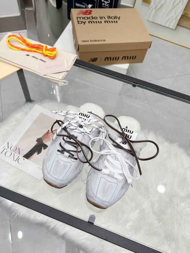 Mium*U X New Balance联名款运动鞋 原版精准Cp！鞋型无限接近，精细工艺制作 年度Zui火爆的款式，不需要多说，各种网红明星上脚秀 面料材料牛