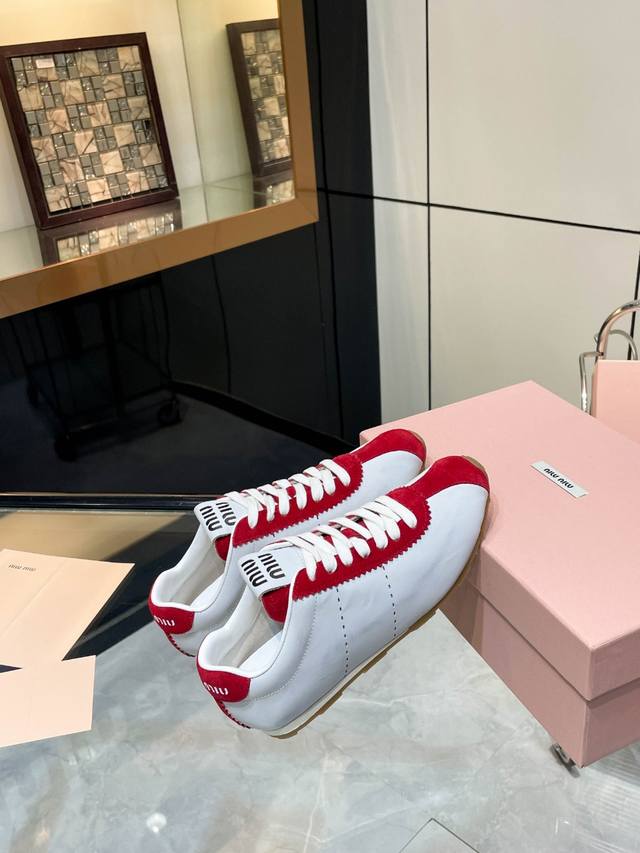 Miumiu 夏季新款休闲小白鞋 缪缪这一季也太少女了吧！这款系列真的太好看了 简约的设计搭配做旧的风格真的很复古！手工做旧擦色 整鞋皮料选用进口意大利进口牛皮