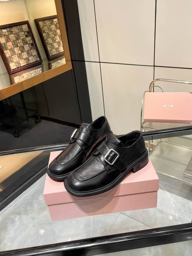Miumiu24Ss秋季新品推荐～ Miumiu 24Ss 新款方头粗跟复古 洛克乐福鞋有点复古的小姐味道 越看越喜欢 经典的黑色可爱又优雅 走路不累脚 也没有
