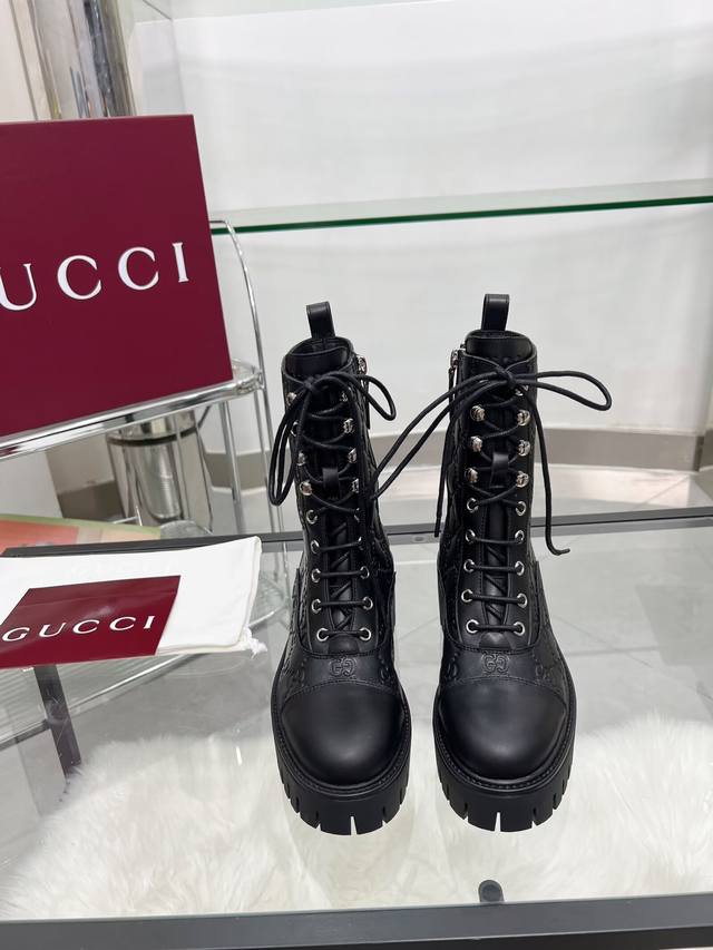 出厂价pp： 元 新版古琦Gucci 热卖踝靴 非常好搭配特显复古英伦风，高级3D印花、正面古琦饰扣装饰Logo 面料：进口牛皮 内里 垫脚：牛里 颜色：黑色